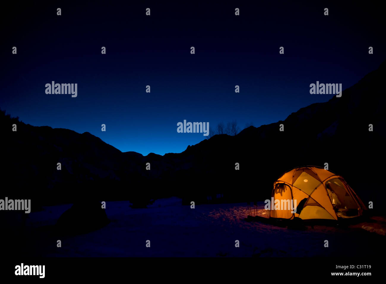 Un camping dans la nuit dans l'arrière-pays de la Californie. Banque D'Images