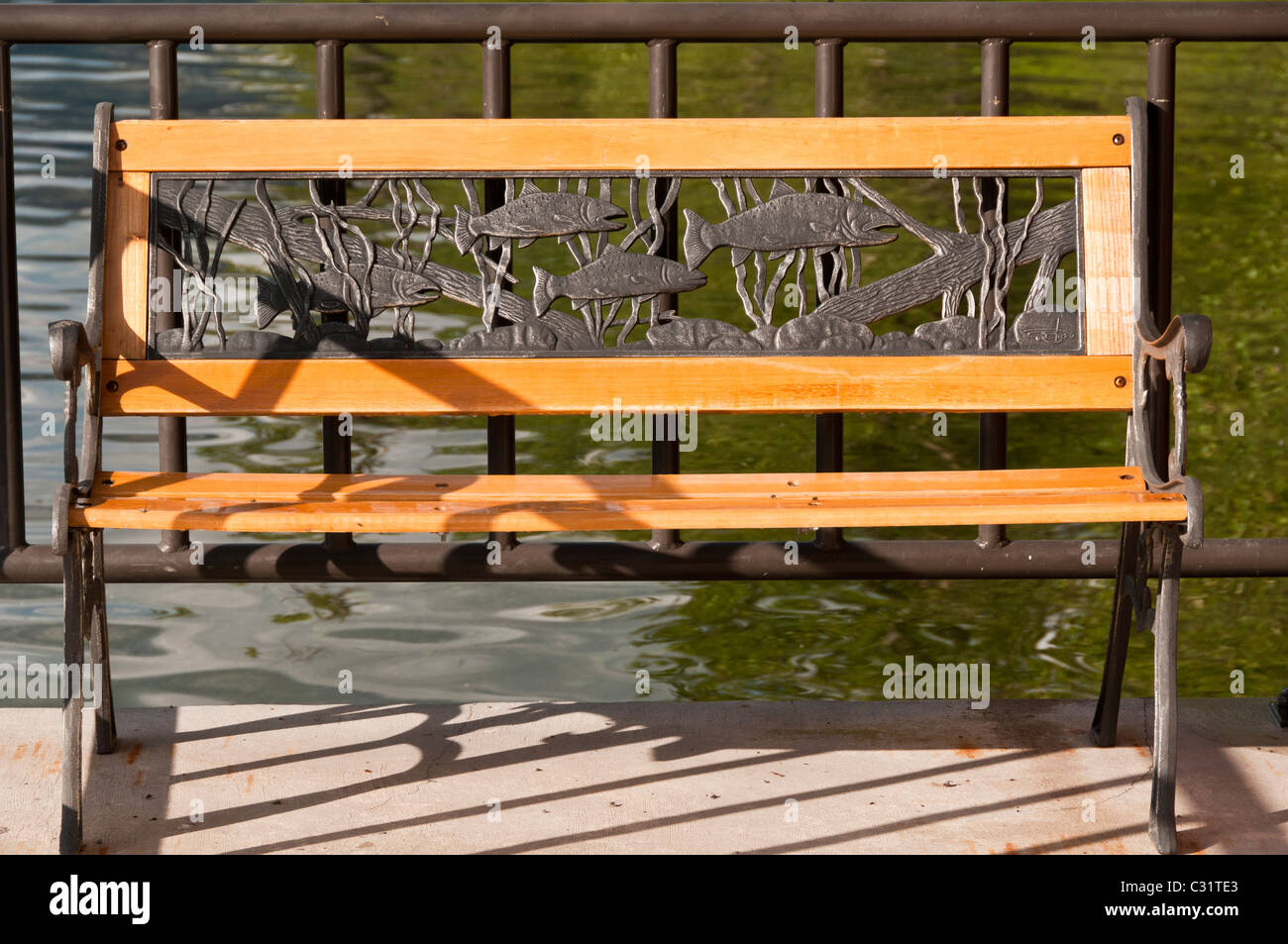 Bancs, Lake McDonald Lodge, Glacier National Park, Montana. Banque D'Images