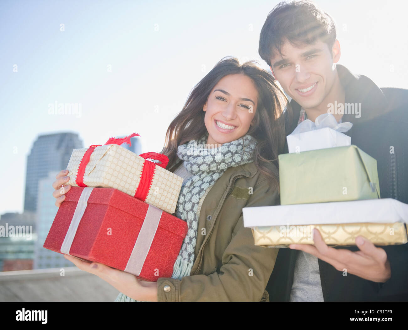 Couple carrying Christmas gifts Banque D'Images