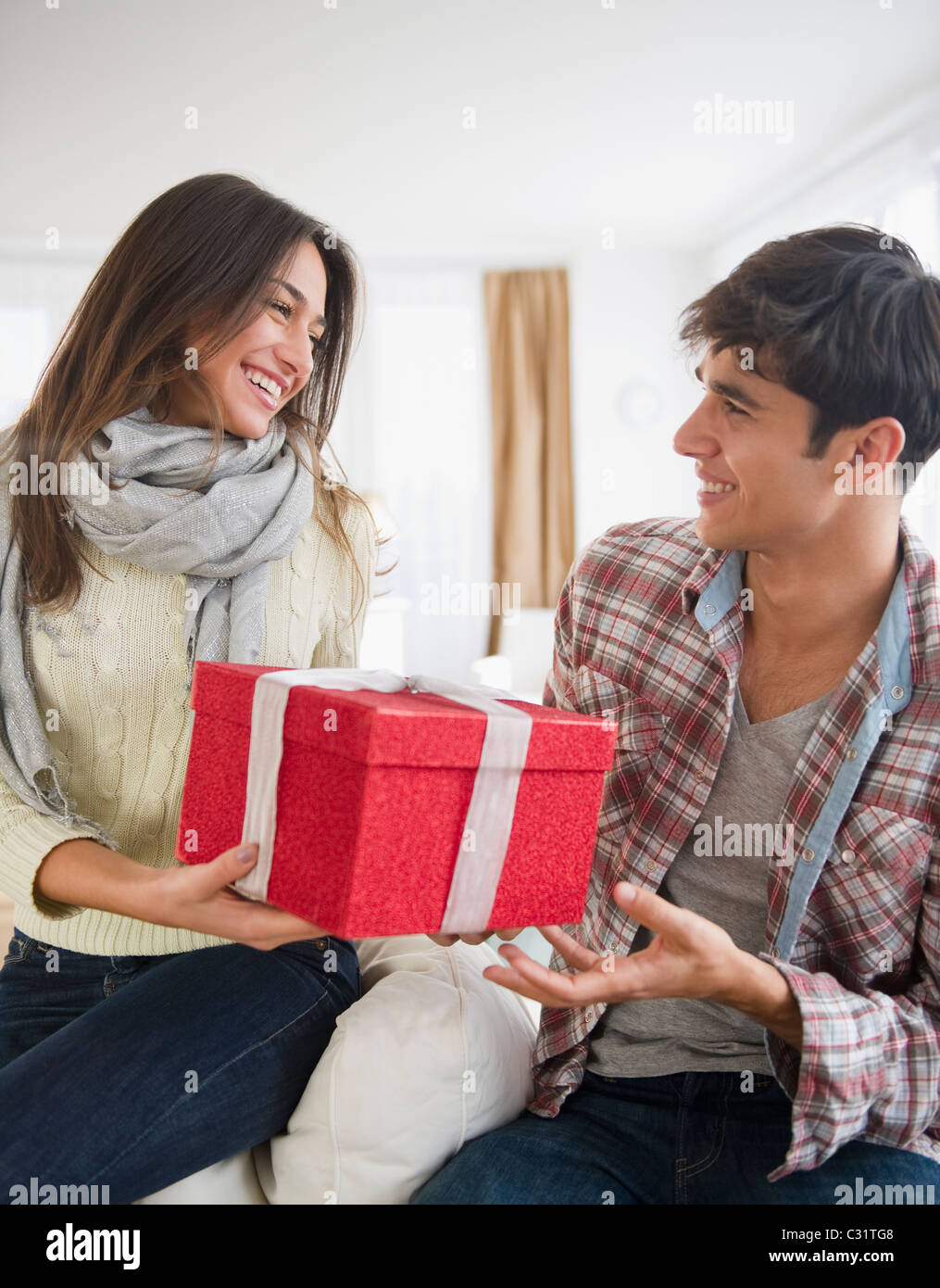 Woman handing mari cadeau de Noël Banque D'Images