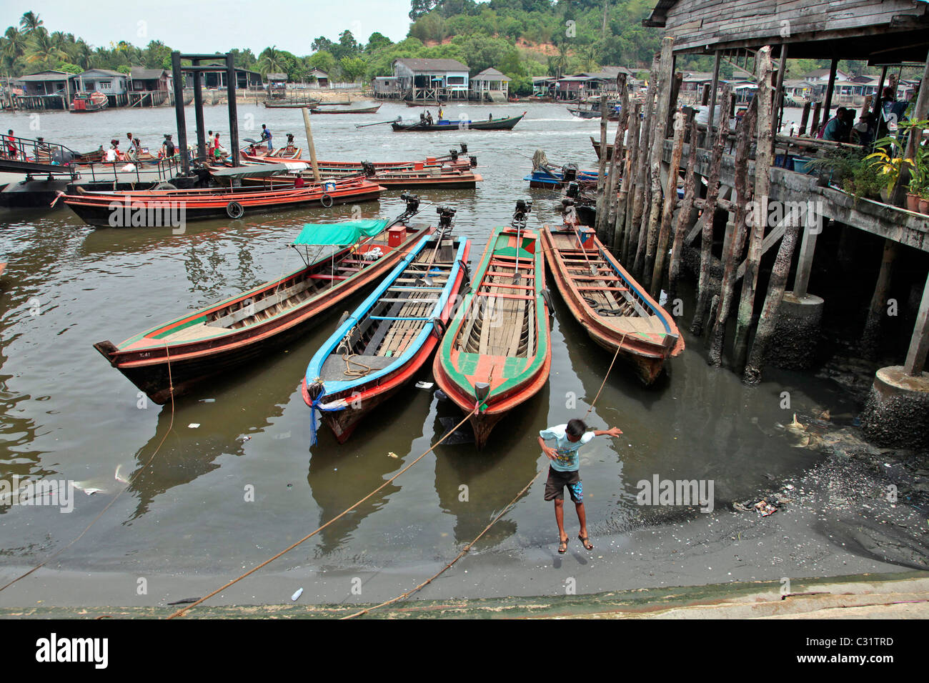 Bateaux TAXI SE FAIRE RÉGULIÈREMENT DES VOYAGES À DESTINATION DE LA BIRMANIE, DÉBARCADÈRE AU PORT DE Ranong, Thaïlande, ASIE Banque D'Images