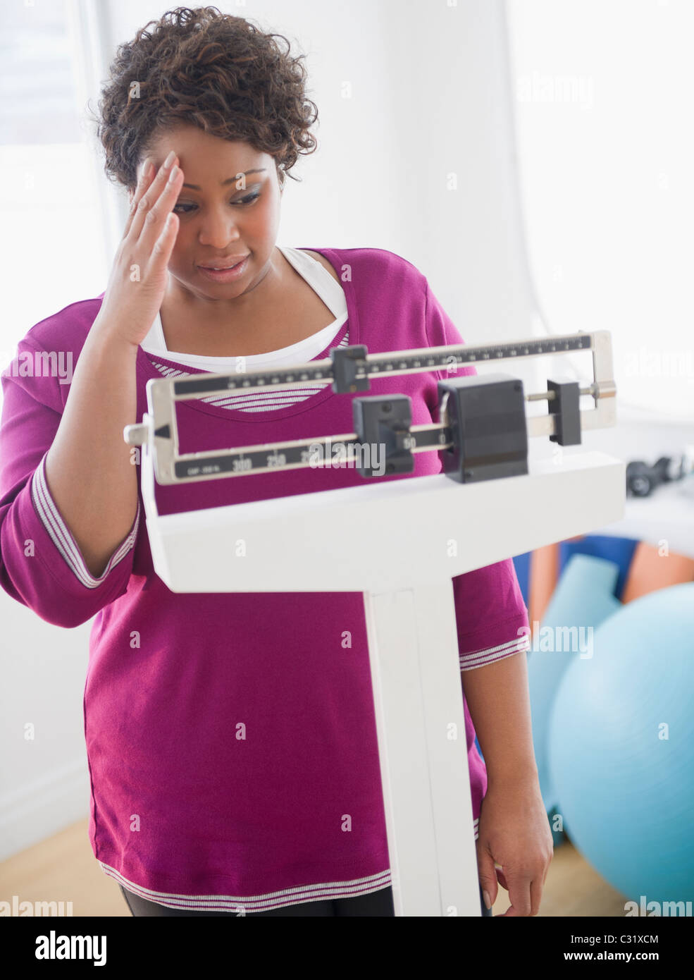 African American Woman pesant elle-même Banque D'Images