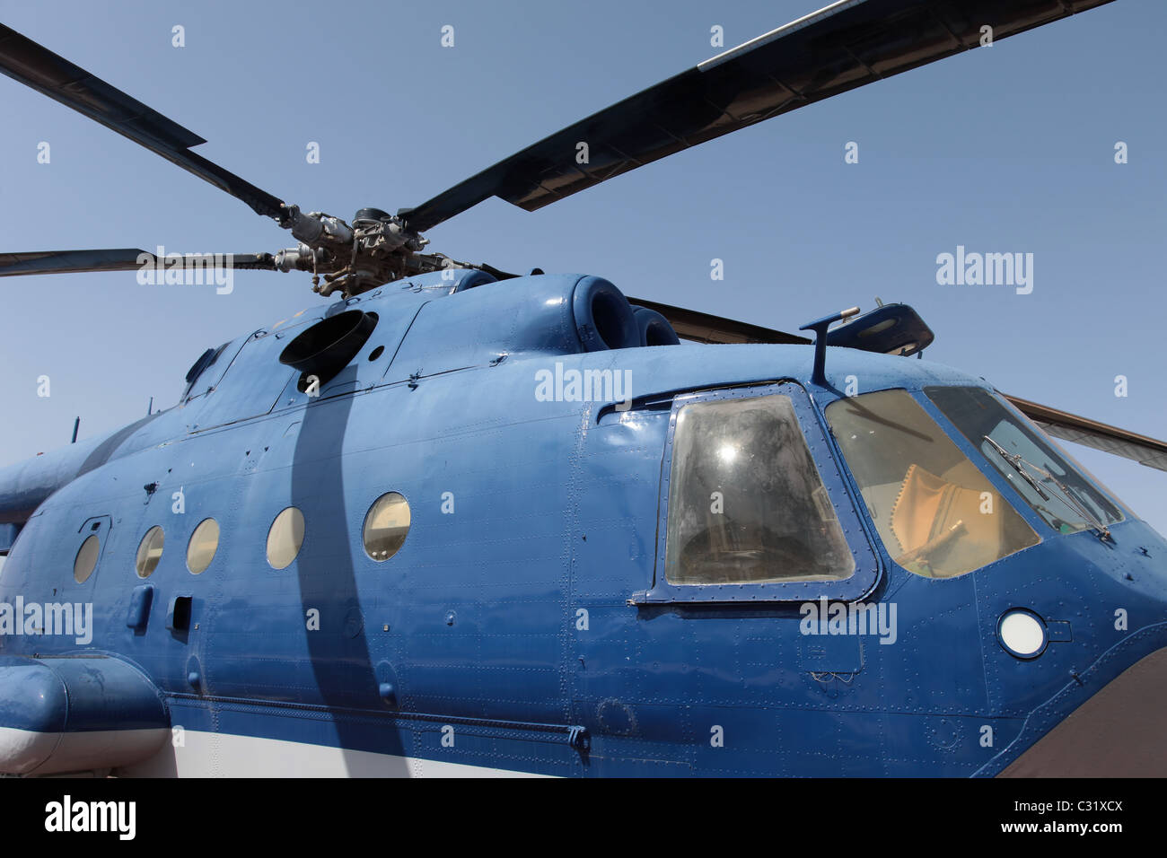 Près d'un MI-14 soviétique Haze montrant les pales de rotor d'hélicoptères militaires et windows à l'intérieur. Banque D'Images Près d'un MI-14 soviétique Haze montrant les pales de rotor d'hélicoptères militaires et windows à l'intérieur. Banque D'Images