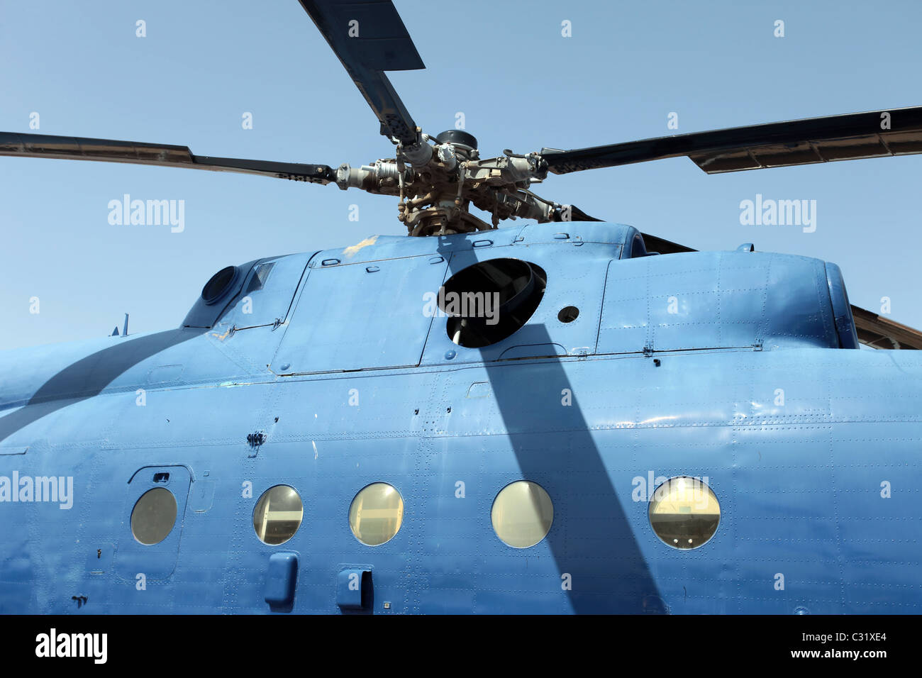 Près d'un MI-14 soviétique Haze montrant les pales de rotor d'hélicoptères militaires et windows à l'intérieur. Banque D'Images Près d'un MI-14 soviétique Haze montrant les pales de rotor d'hélicoptères militaires et windows à l'intérieur. Banque D'Images