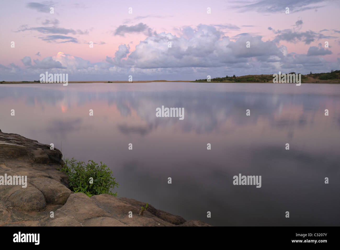 Les nuages reflètent dans l'estuaire du littoral système avec remblai en premier plan, St Lucia, Kwazulu-Natal, Afrique du Sud Banque D'Images