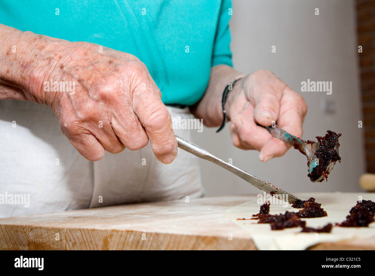 Mains de grand-mère par la cuisson Banque D'Images