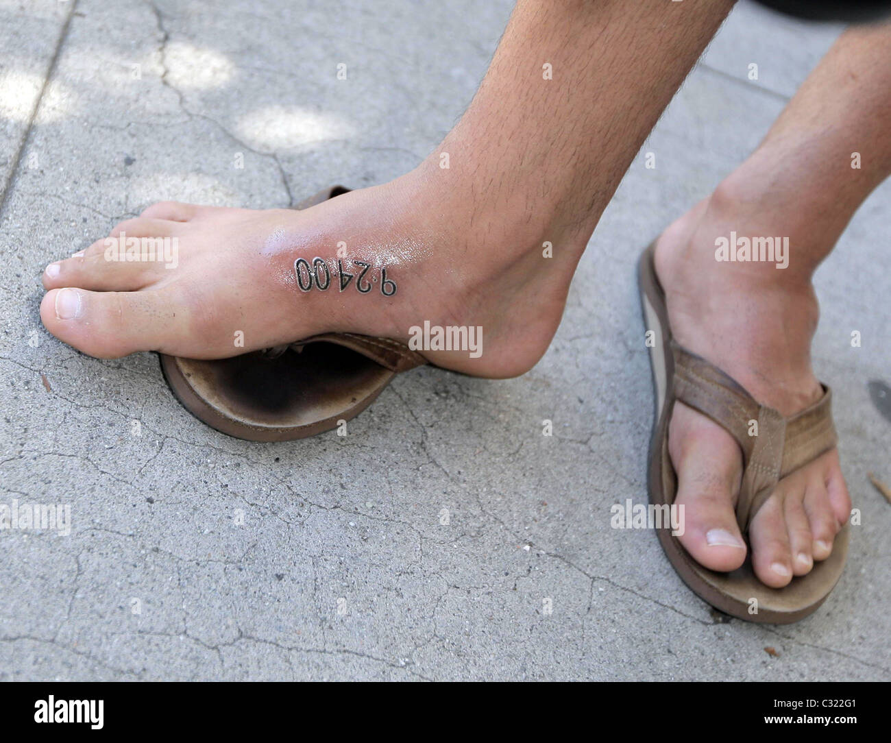 Jeremy Jackson montre un tatouage pied qui rend hommage à son premier jour d'abstinence lors du tournage de 'Teen Idol' à Robertson Banque D'Images