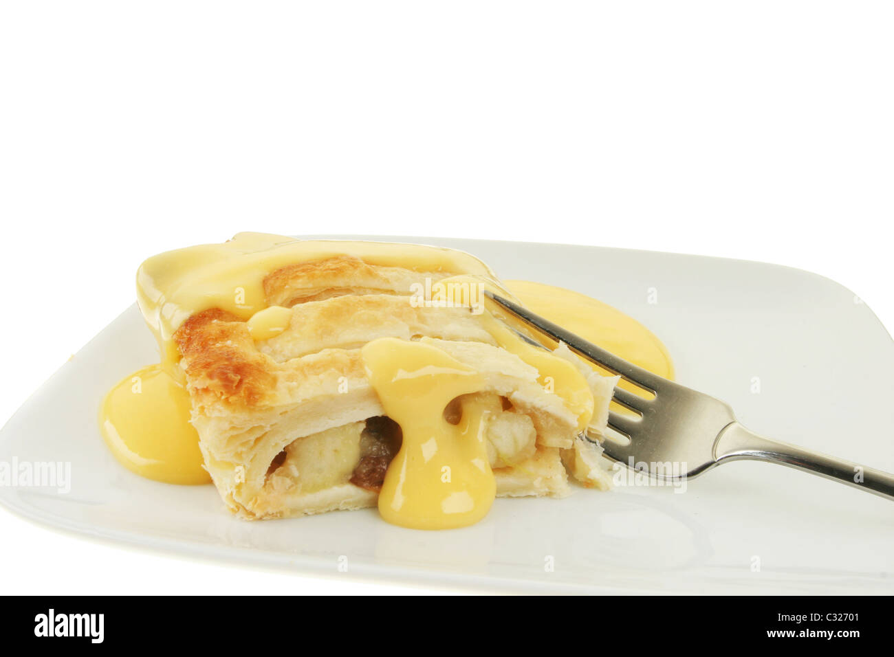 Strudel aux pommes et crème anglaise à l'aide d'une fourchette sur une assiette Banque D'Images