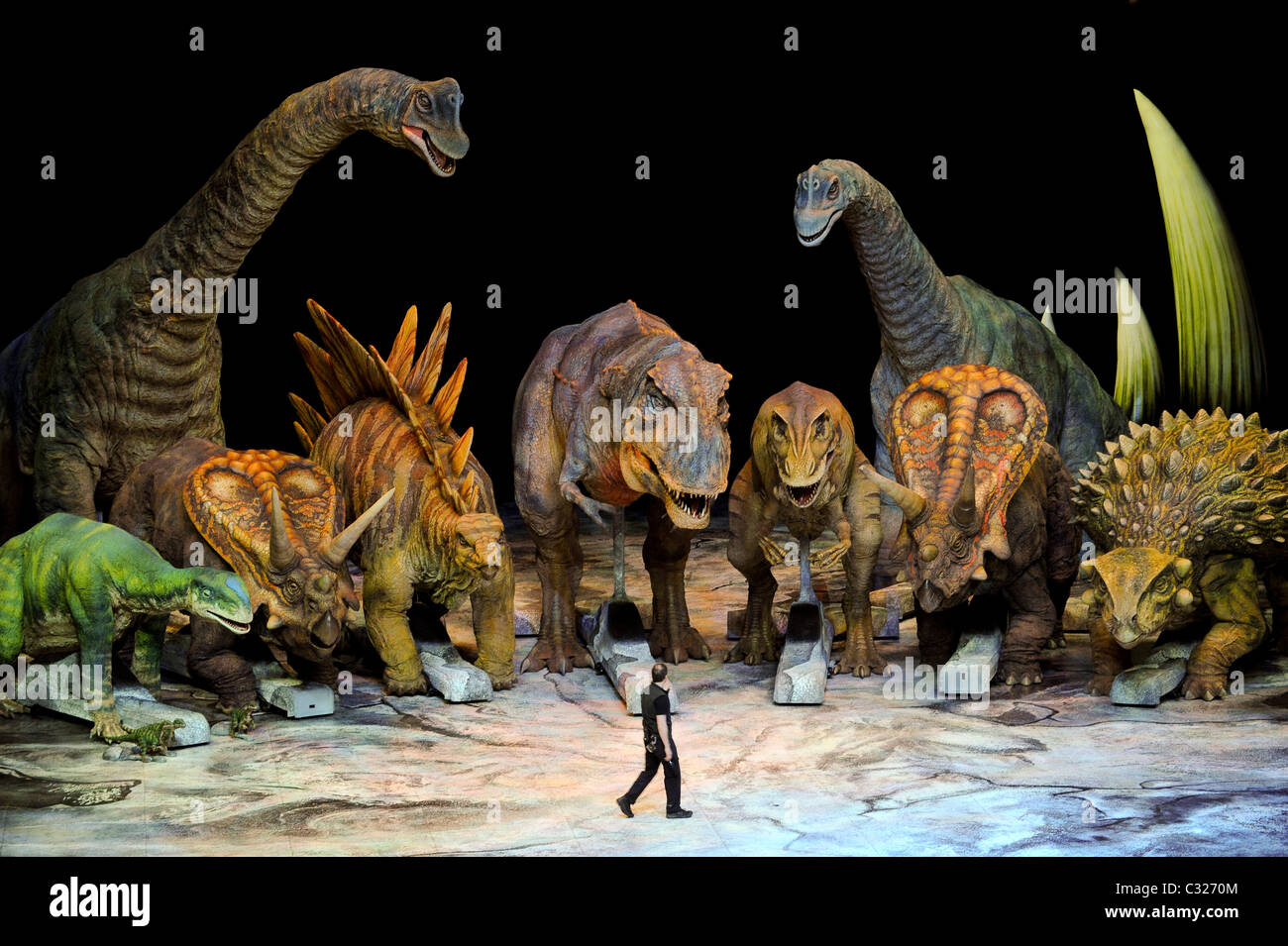 Le all-star cast de "Walking with Dinosaurs" au 02, 5e août 2009. Banque D'Images
