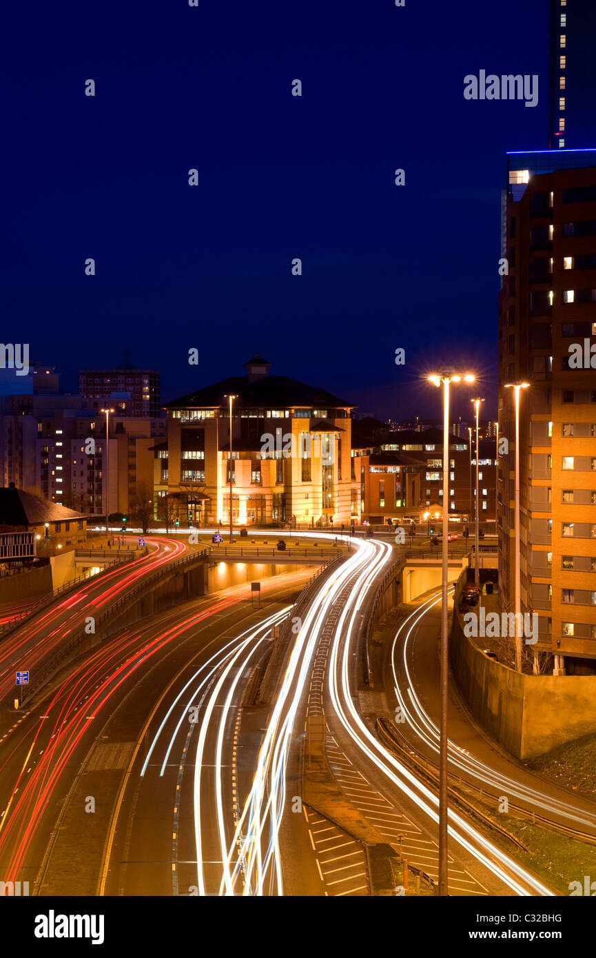 Sentiers de feux de circulation de véhicules voyageant trop et de la ville de Leeds uk yorkshire de nuit Banque D'Images