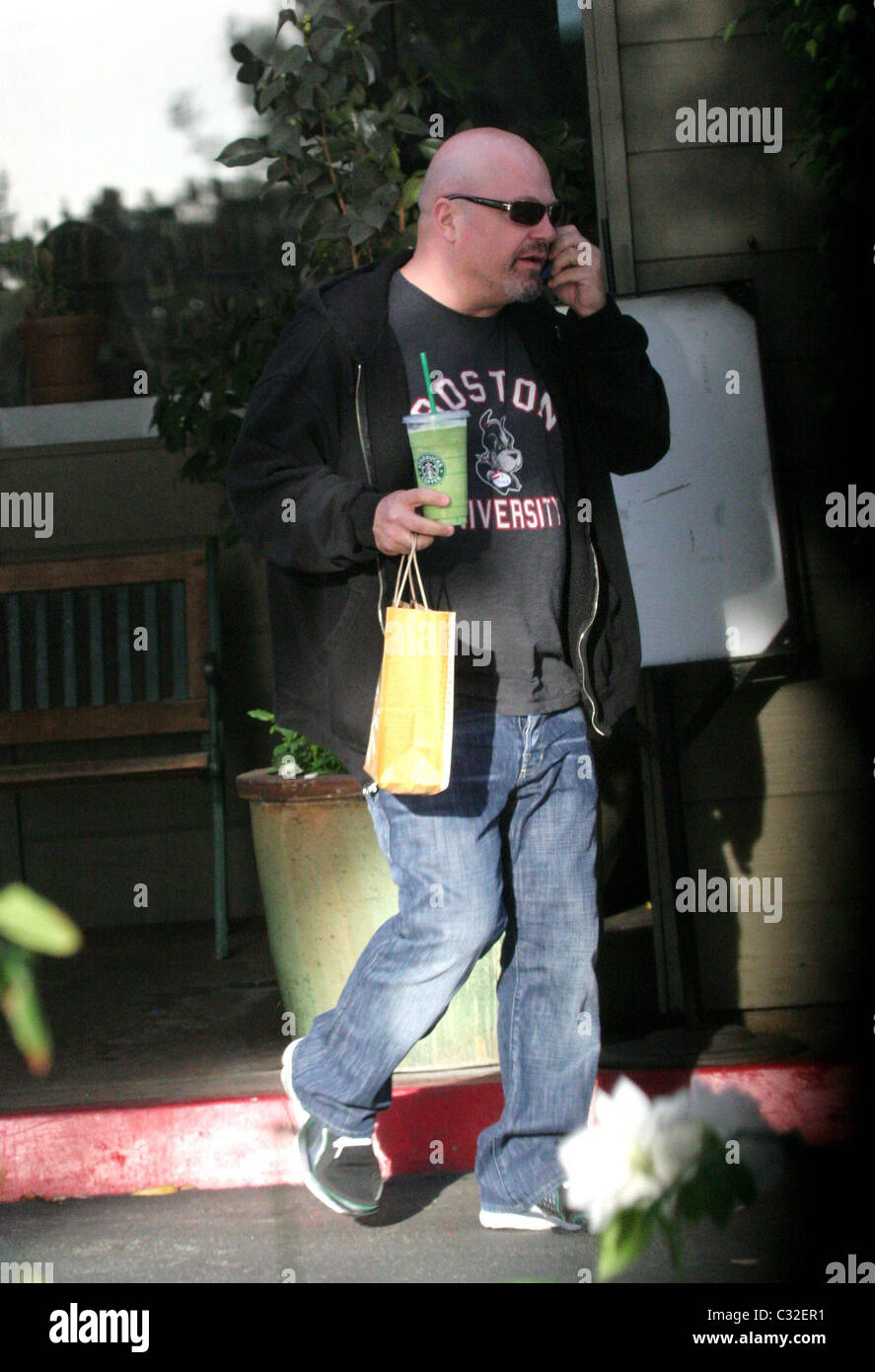 Michael Chiklis en tenant ses deux filles, l'automne et Odessa pour Starbucks après le vote dans Beverly Hills Los Angeles, Californie Banque D'Images