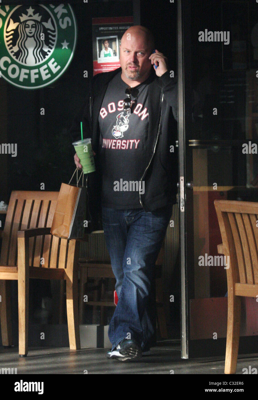 Michael Chiklis en tenant ses deux filles, l'automne et Odessa pour Starbucks après le vote dans Beverly Hills Los Angeles, Californie Banque D'Images