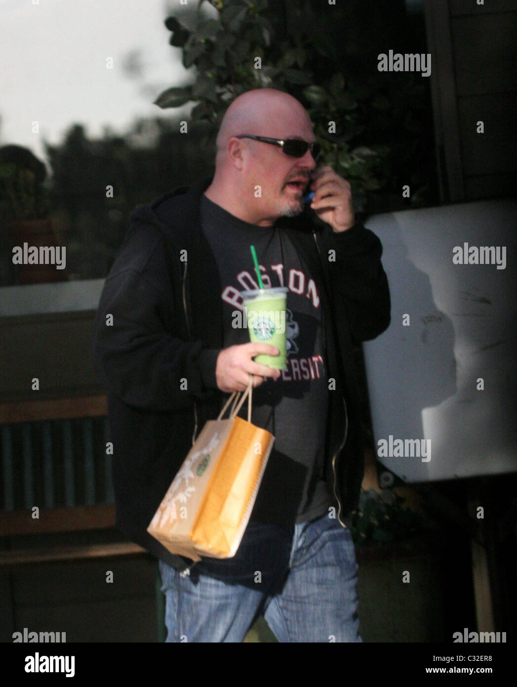 Michael Chiklis en tenant ses deux filles, l'automne et Odessa pour Starbucks après le vote dans Beverly Hills Los Angeles, Californie Banque D'Images