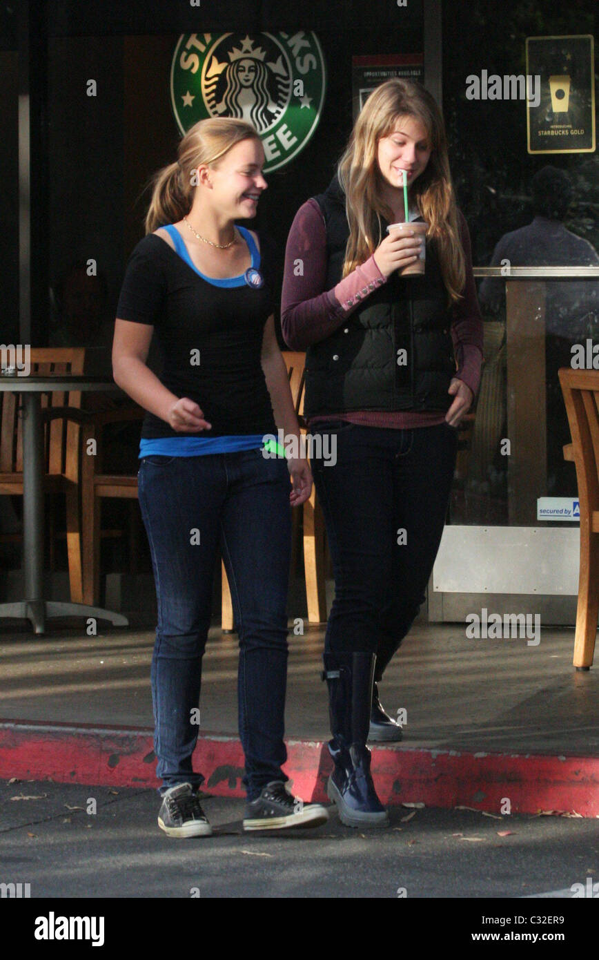 Michael Chiklis en tenant ses deux filles, l'automne et Odessa pour Starbucks après le vote dans Beverly Hills Los Angeles, Californie Banque D'Images