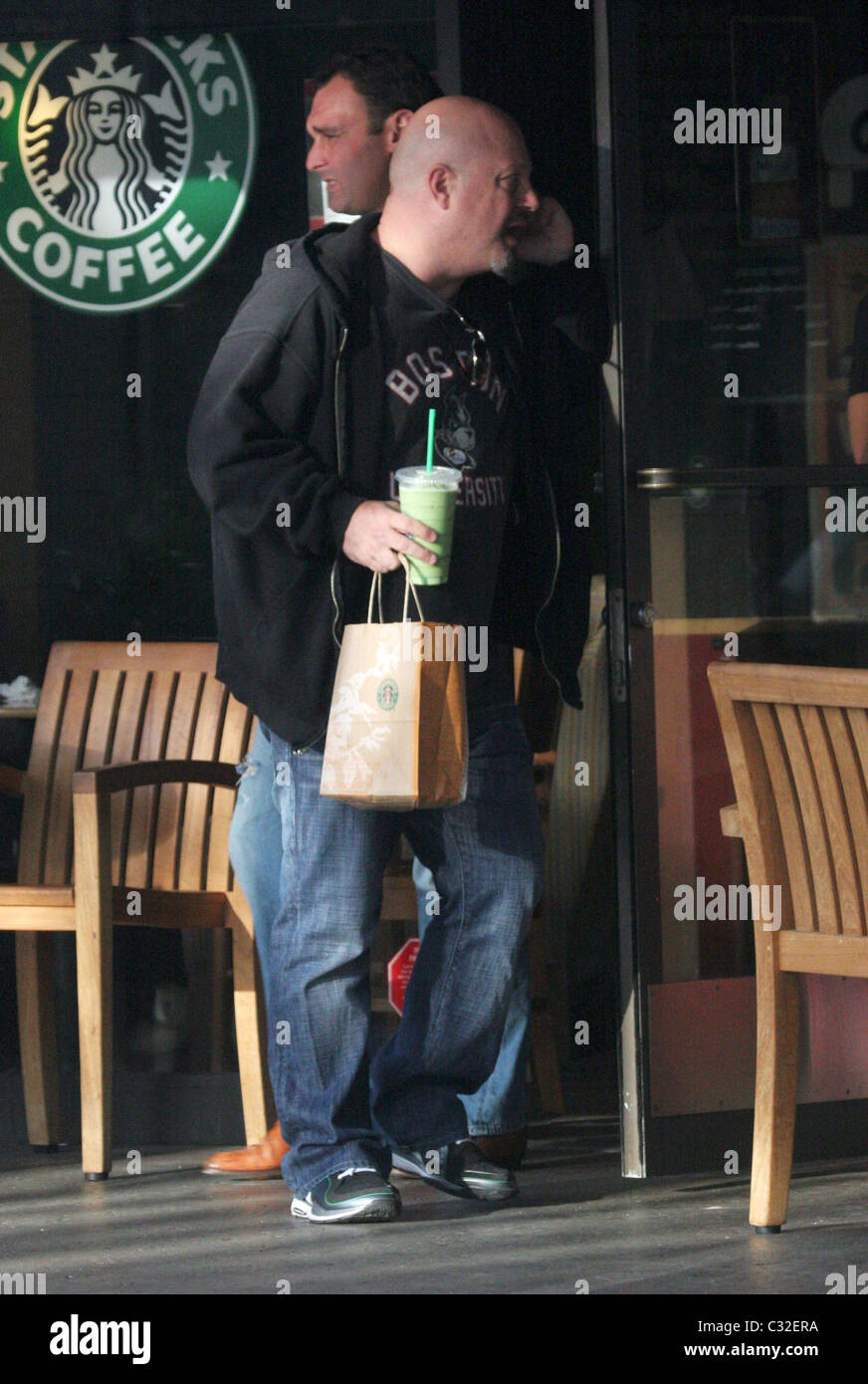 Michael Chiklis en tenant ses deux filles, l'automne et Odessa pour Starbucks après le vote dans Beverly Hills Los Angeles, Californie Banque D'Images