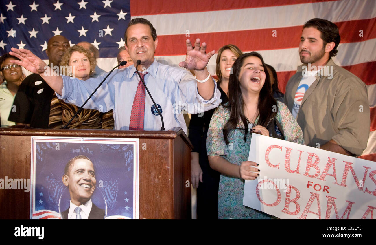 Le maire de Miami Manny Diaz, Elisa Diaz et Robert Diaz Maire de Miami Manny Diaz parle à une célébration 2008 Élection de Barack Obama Banque D'Images