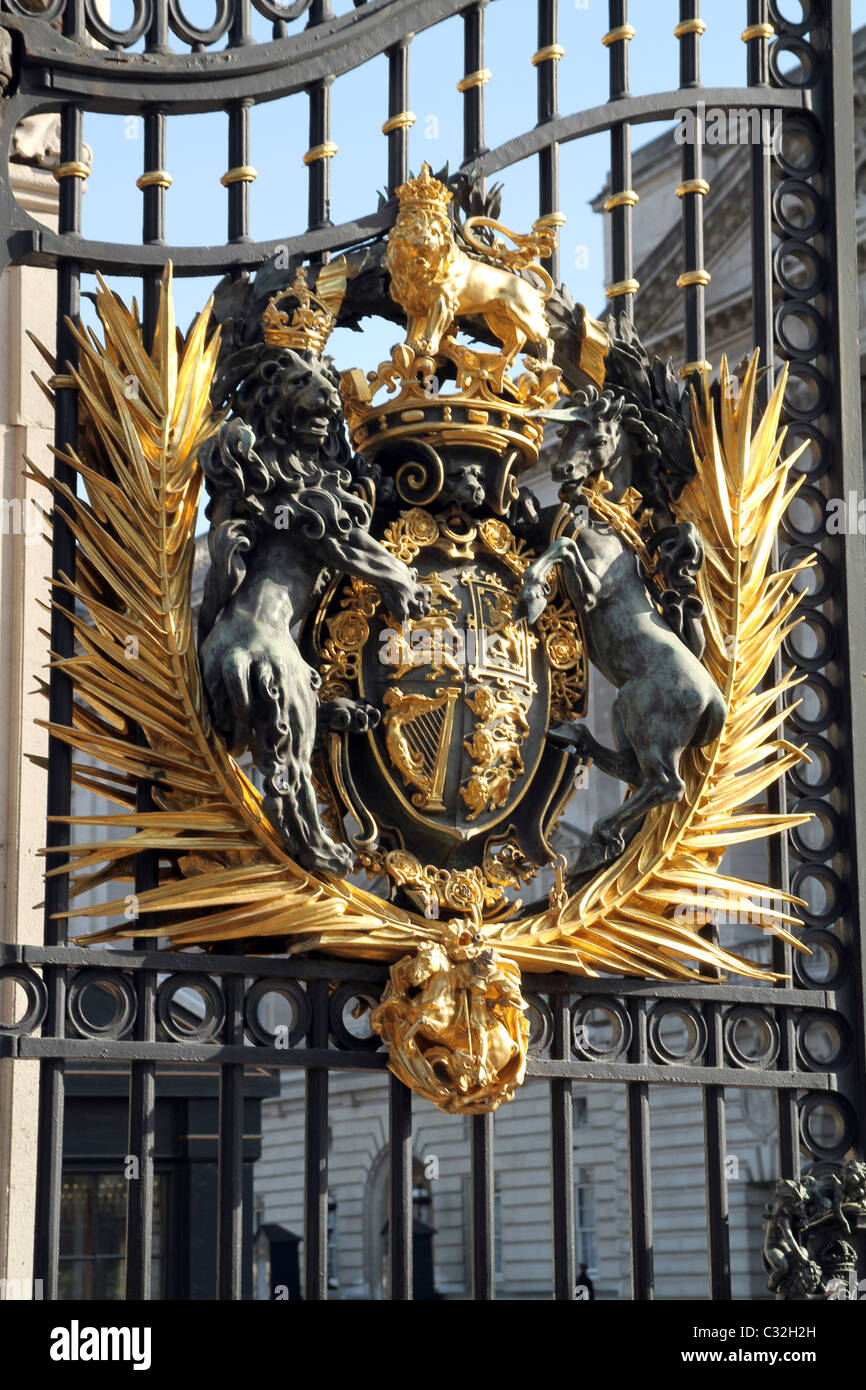 Armoiries dans l'extérieur de Buckingham Palace pendant les préparatifs du mariage royal à Londres, Royaume-Uni Banque D'Images