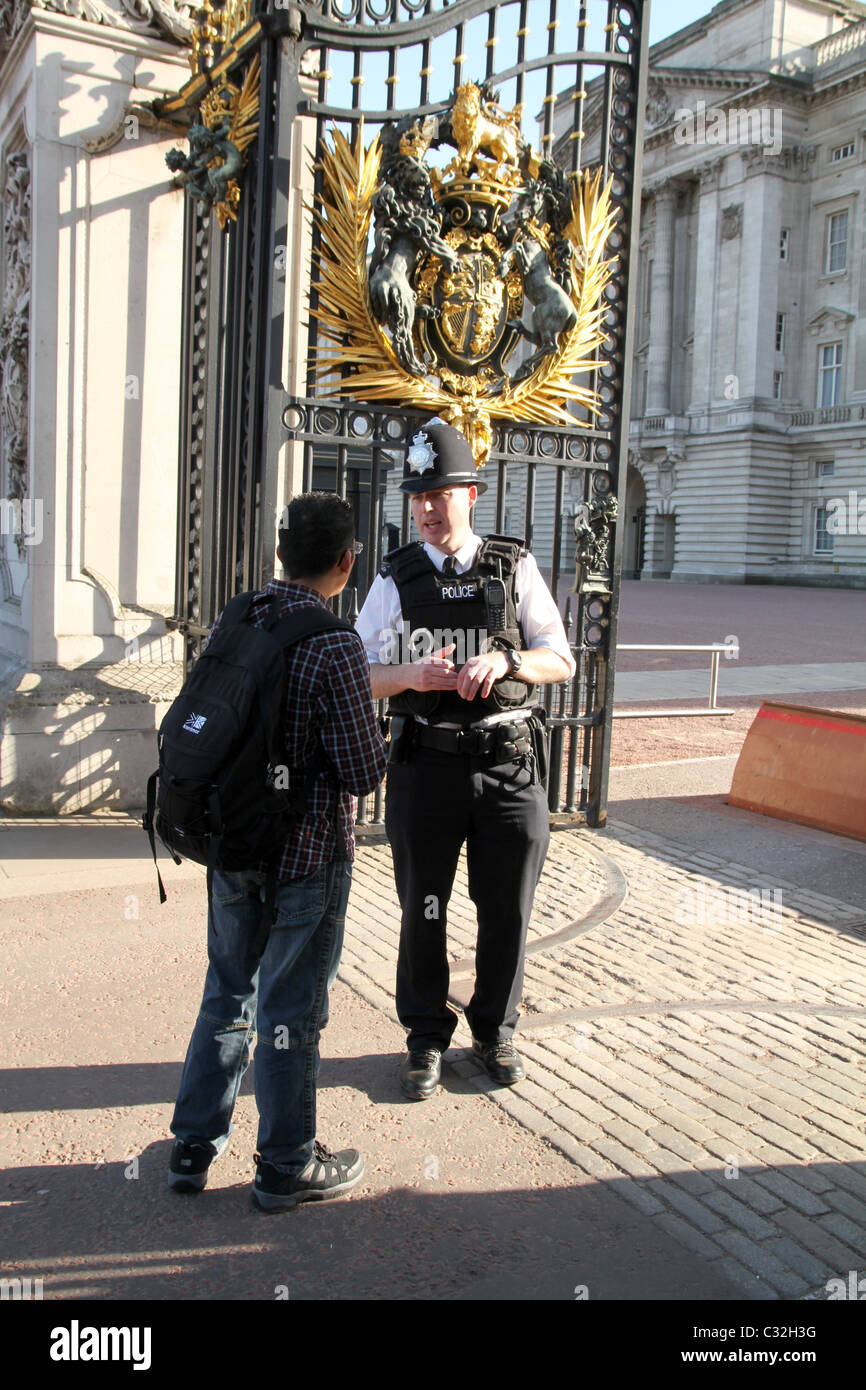 Le gendarme et le touriste à l'extérieur de Buckingham Palace pendant les préparatifs du mariage royal à Londres, Royaume-Uni Banque D'Images