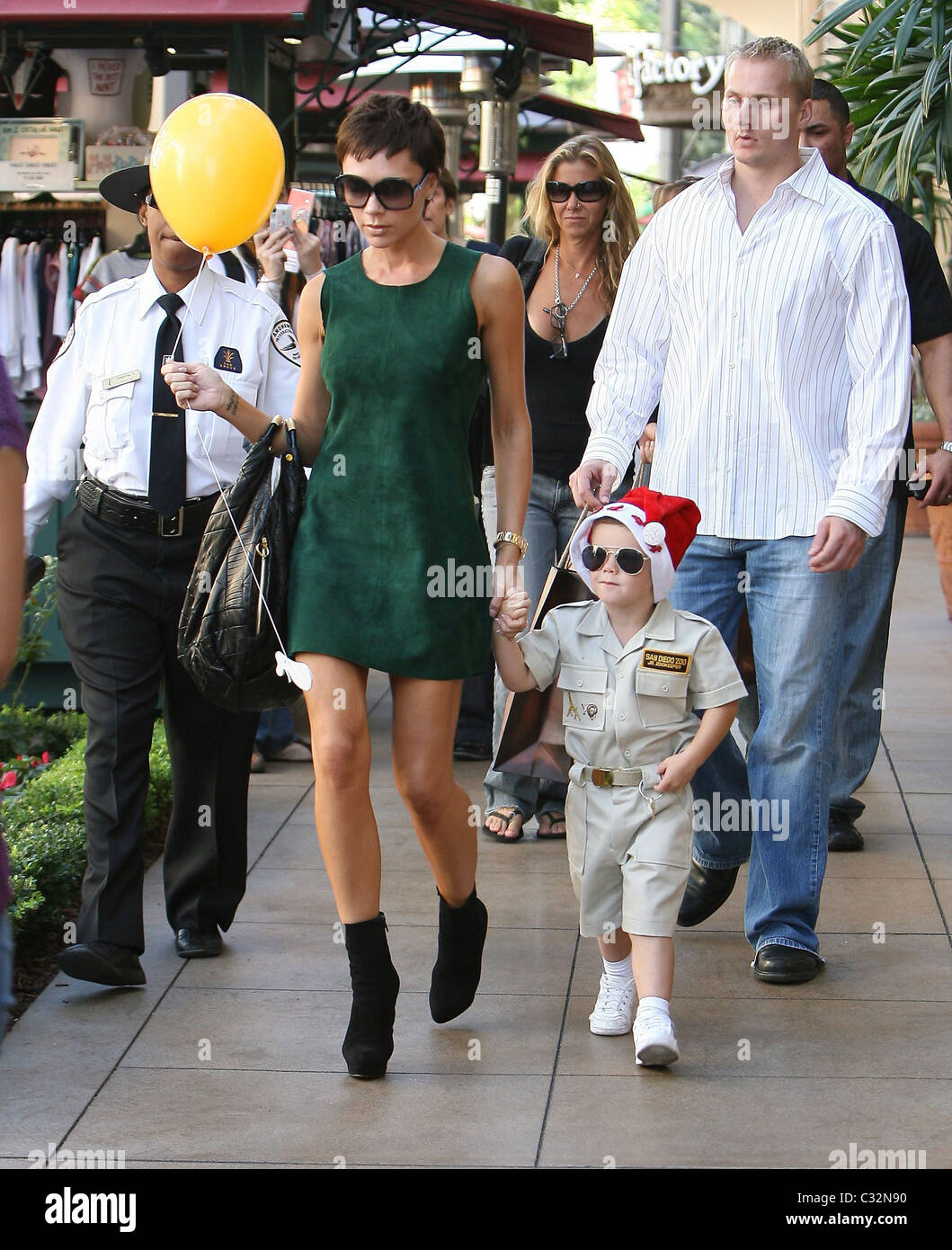 Victoria Beckham porte une robe vert peu et fils Cruz Beckham, portant un  chapeau de Père Noël et un Zoo de San Diego Zoo Jr Photo Stock - Alamy