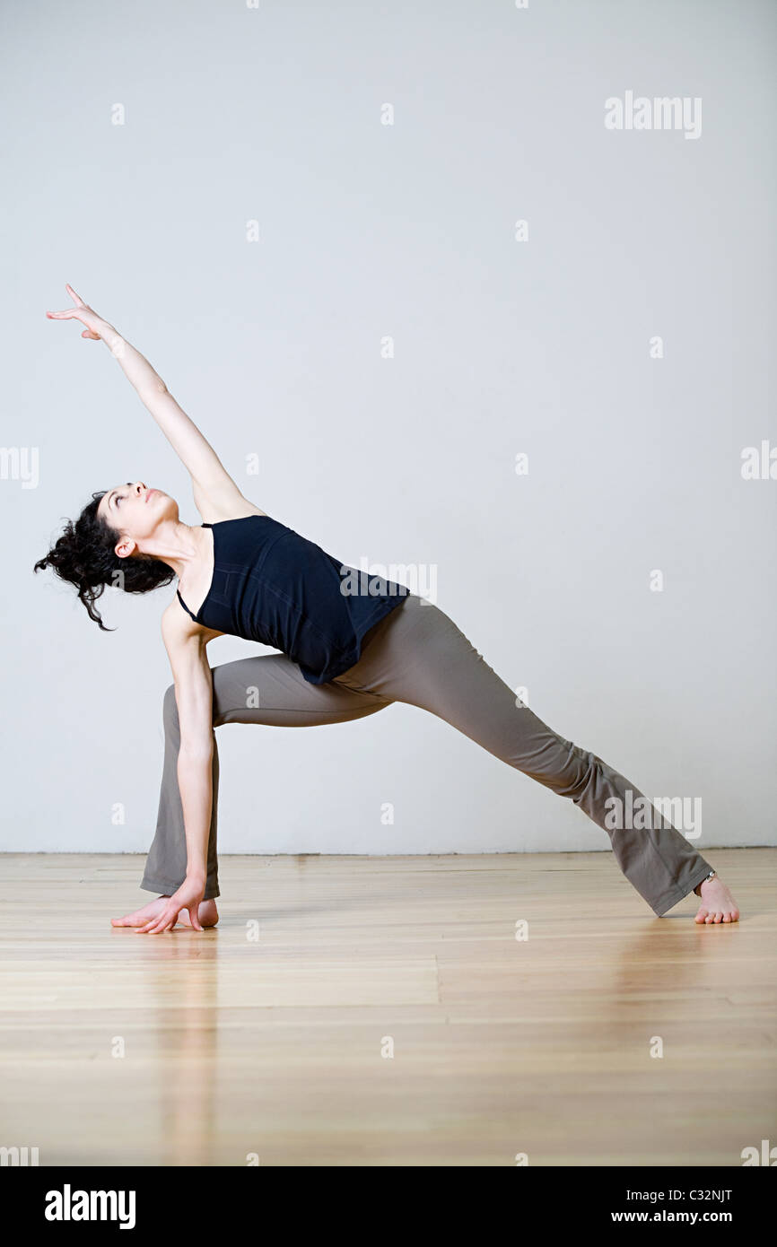 Woman in yoga position au cours de guerrier Banque D'Images