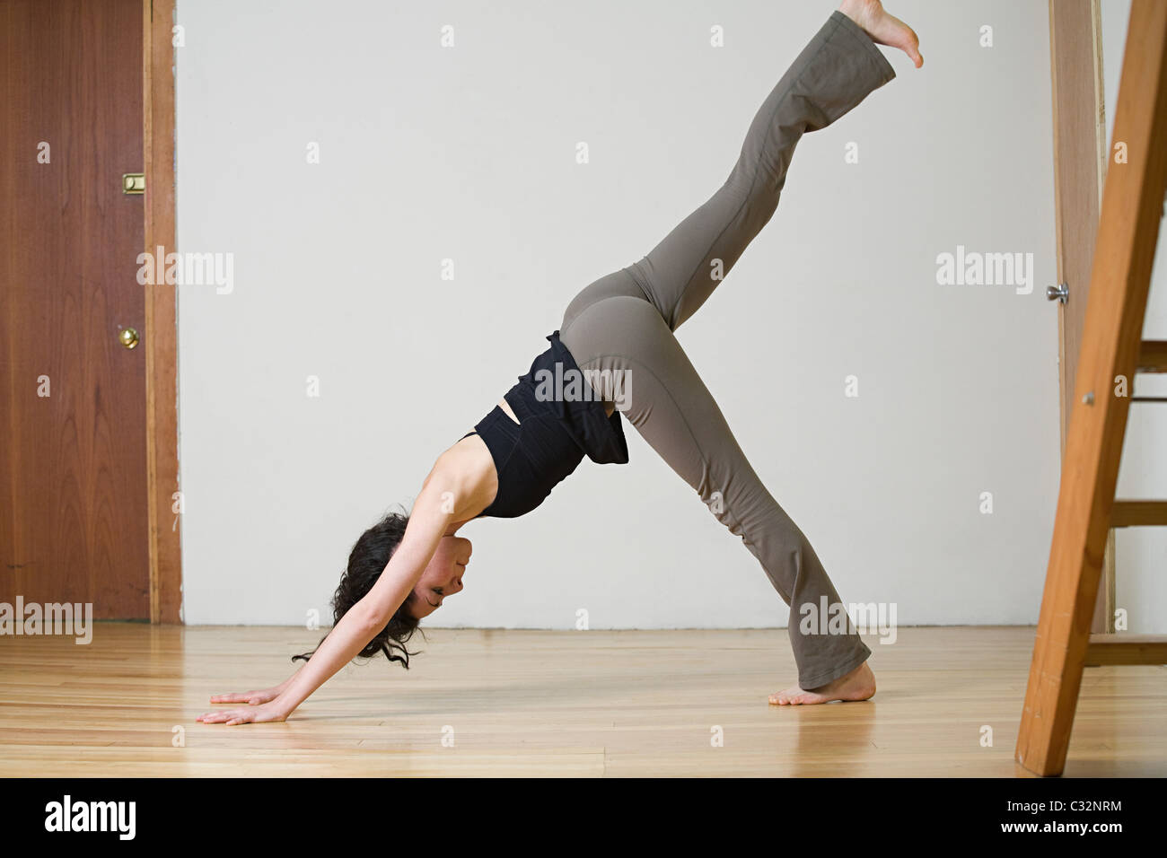 Woman practicing yoga Banque D'Images