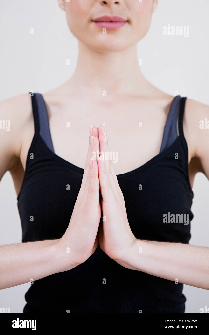 Femme en position de prière au cours de yoga Banque D'Images
