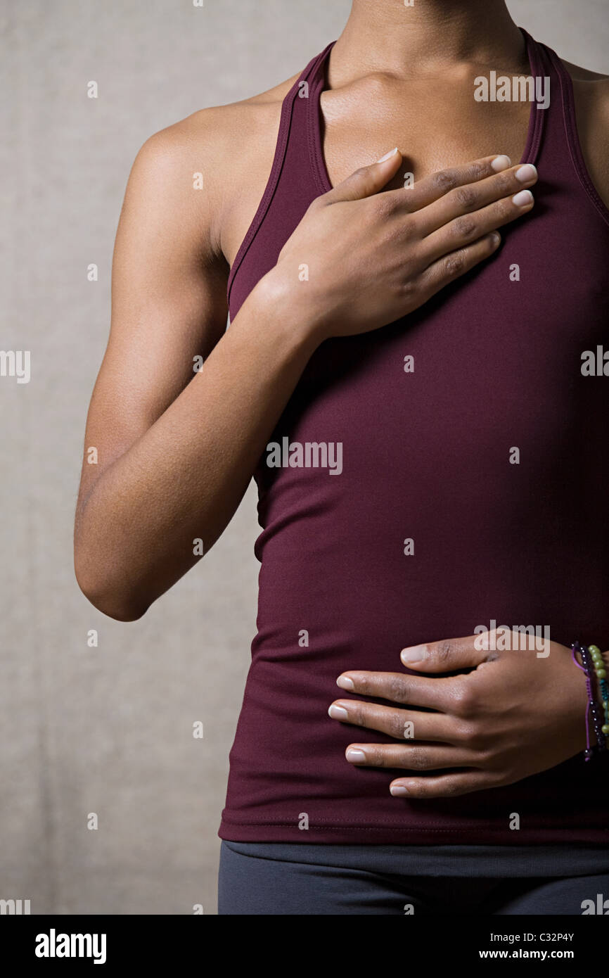 Les femmes, respirant profondément, en touchant la poitrine et l'abdomen Banque D'Images