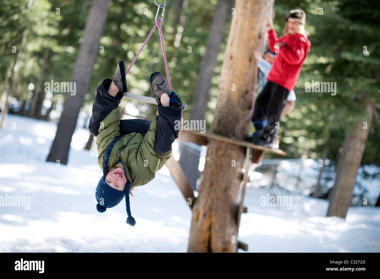 Deux frères corde sur la neige dans la région de Lake Tahoe, en Californie. Banque D'Images