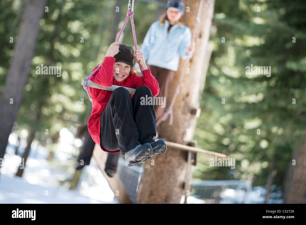 Un garçon et une fille sur la tyrolienne de la neige dans le lac Tahoe, en Californie. Banque D'Images