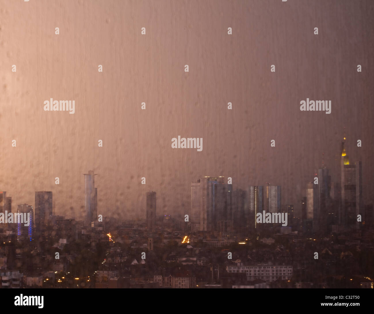Une vue de Francfort (ou n'importe quelle ville) lors de fortes pluies à travers une fenêtre. Banque D'Images