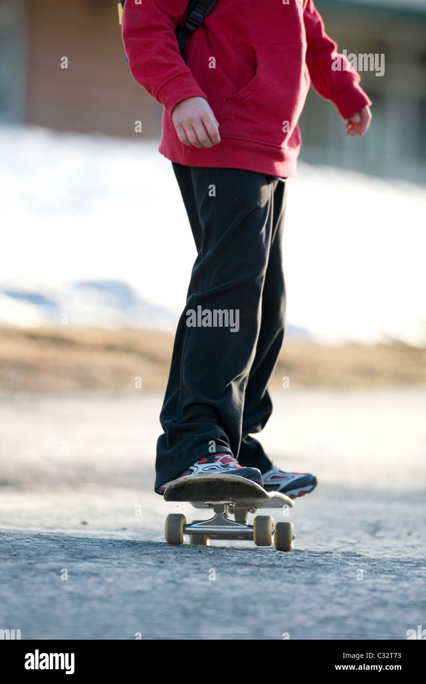 Un garçon chevauche son skateboard dans Lake Tahoe, en Californie. Banque D'Images