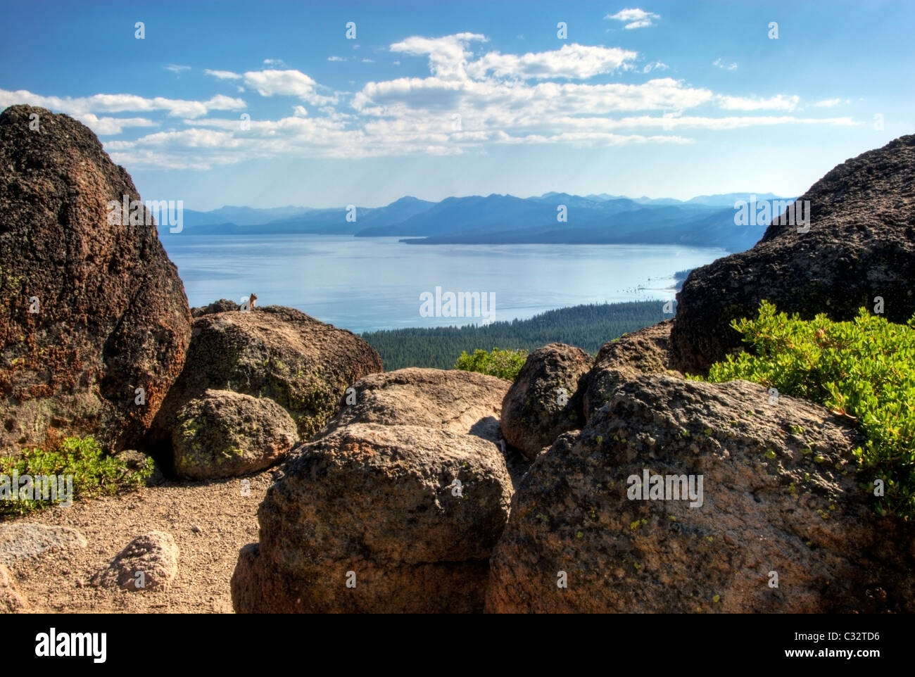 Le Lac Tahoe est encadrée par de grands rochers de granit sur la Tahoe Rim Trail, CA. Banque D'Images