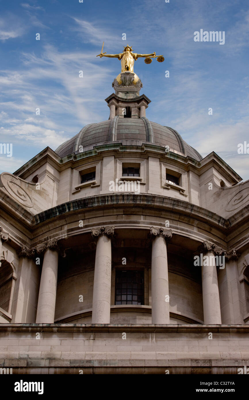 Old Bailey, London montrant la balance de la Justice Banque D'Images