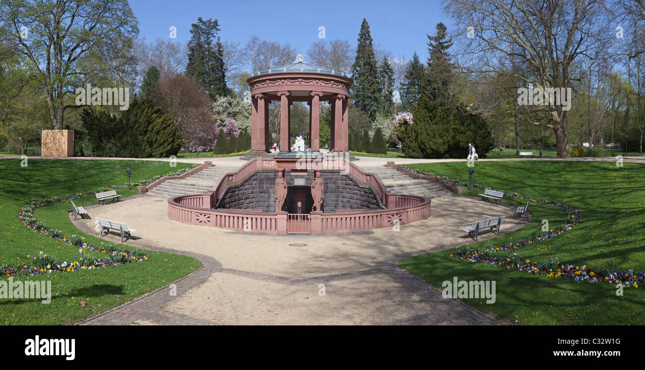 Panorama haute résolution de l'Elisabethen Basel, l'une des nombreuses fontaines de l'eau printemps élégant dans le Kurpark de Bad Homburg Banque D'Images