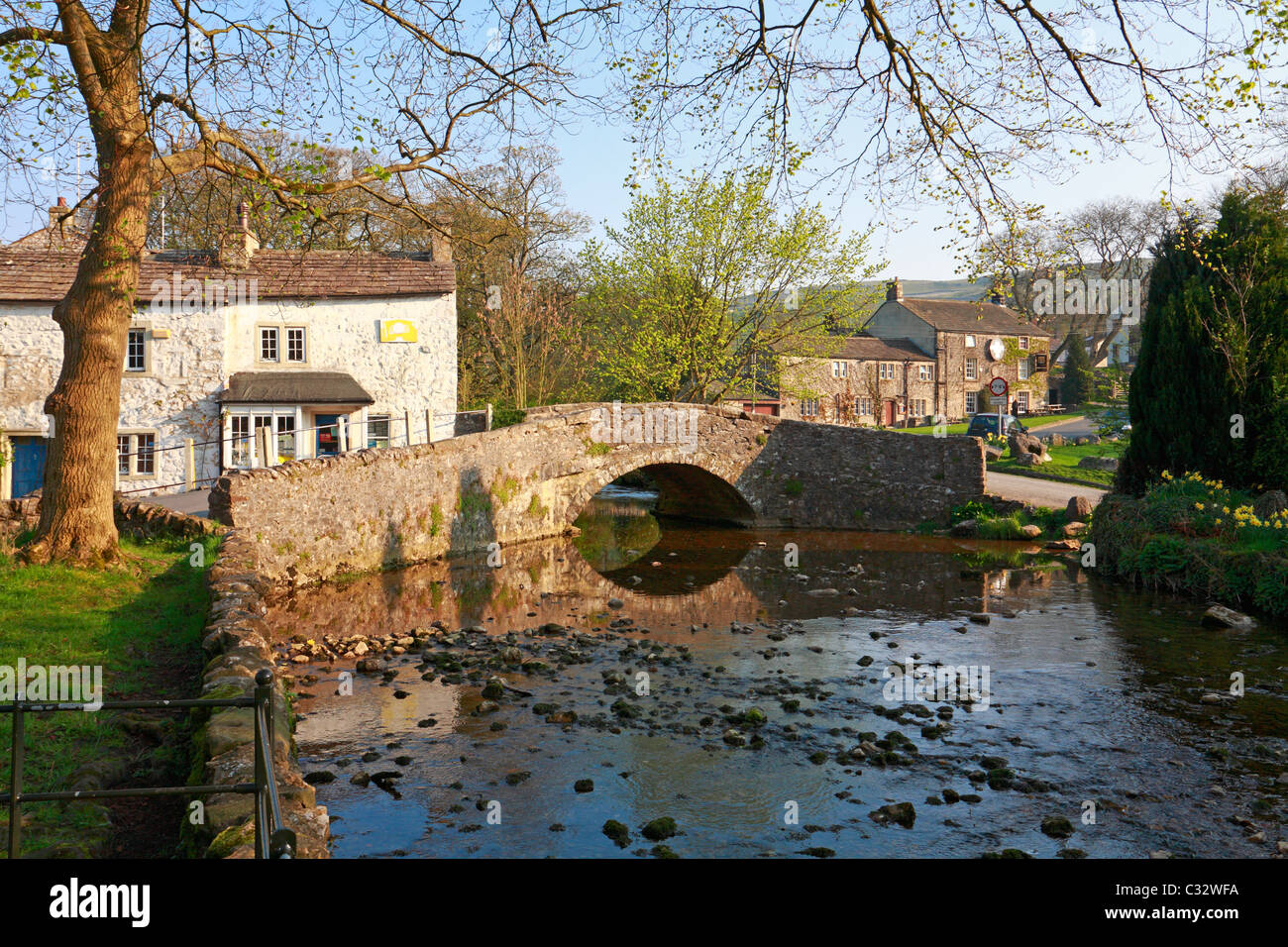 Pont de pierre sur Malham Beck Malham Malhamdale Yorkshire Dales National Park North Yorkshire Angleterre UK Banque D'Images