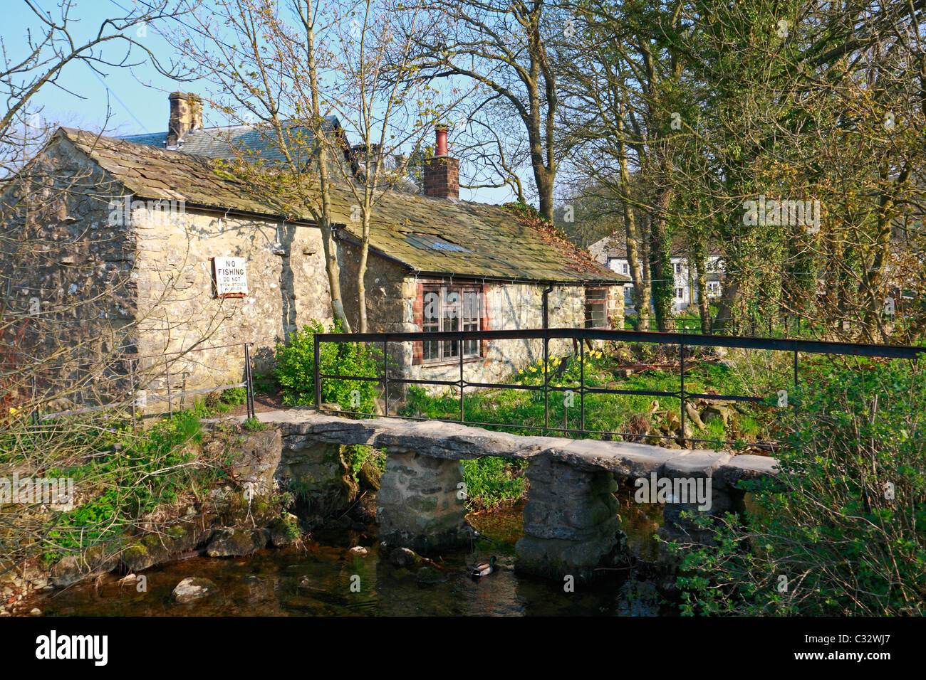 La vieille forge et pierre clapper pont sur Malham Beck, Malham, Malhamdale, Yorkshire du Nord, Yorkshire Dales National Park, England, UK. Banque D'Images