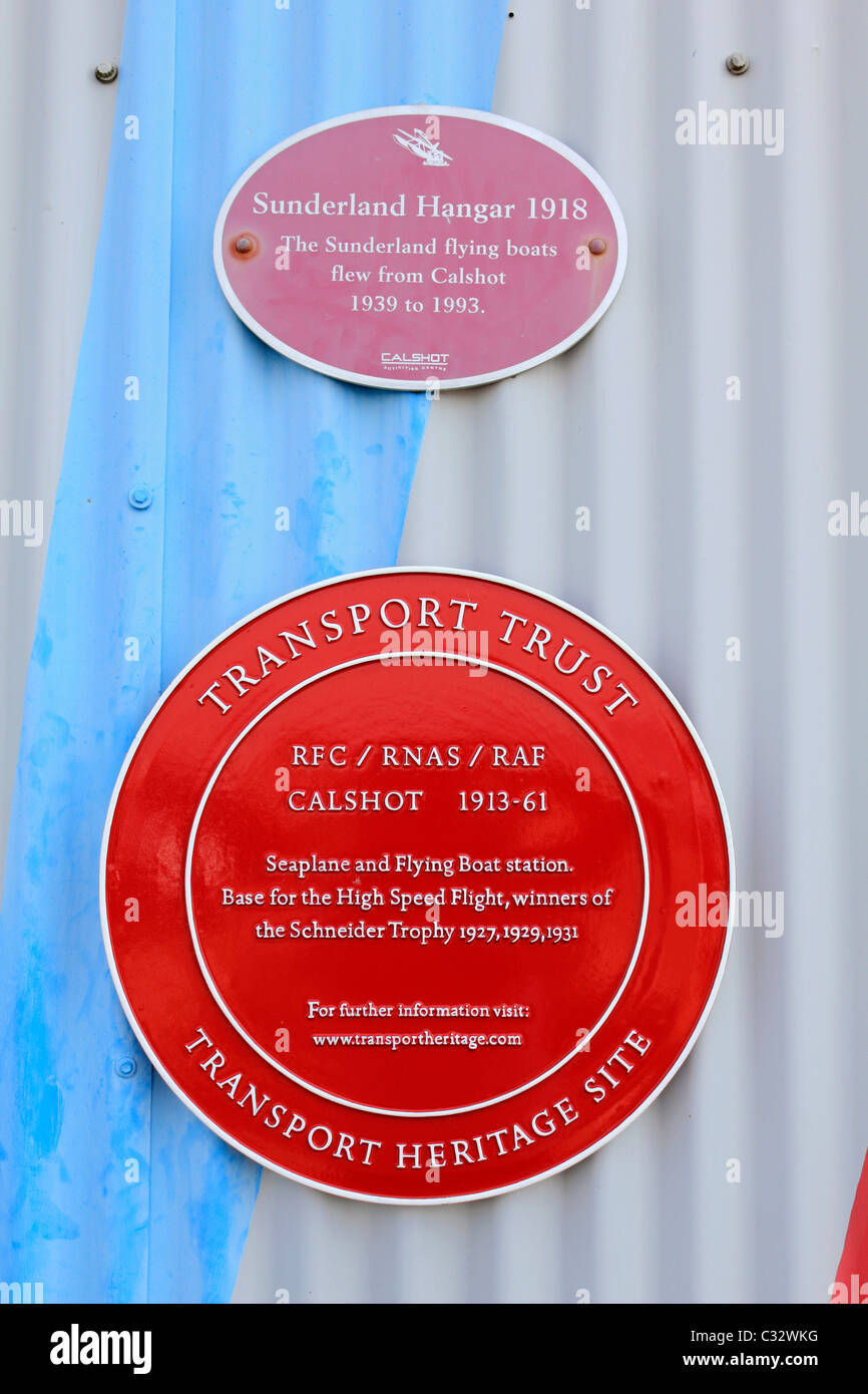 Plaques commémoratives sur le cintre à Sunderland sur Calshot Southampton Water où elle rejoint le Solent Hampshire, England UK Banque D'Images
