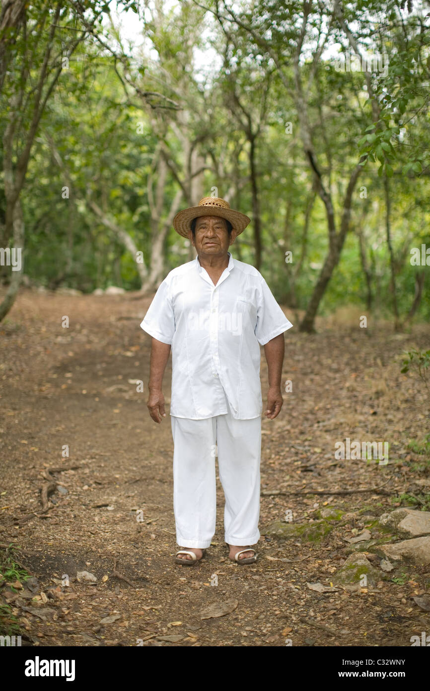 Homme de village posant dans la jungle mexicaine Banque D'Images