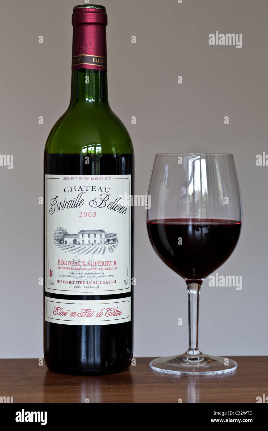 Bouteille de vin de Bordeaux, château anglais Fontcaille Bellevue 2003 Grand Vin de Bordeaux, et il versa de verre de vin, France Banque D'Images