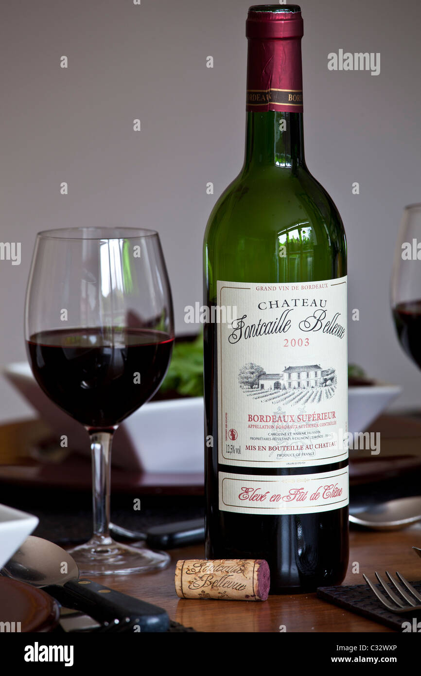 Bouteille de vin de Bordeaux, château anglais Fontcaille Bellevue 2003 Grand Vin de Bordeaux, et il versa de verre de vin, France Banque D'Images