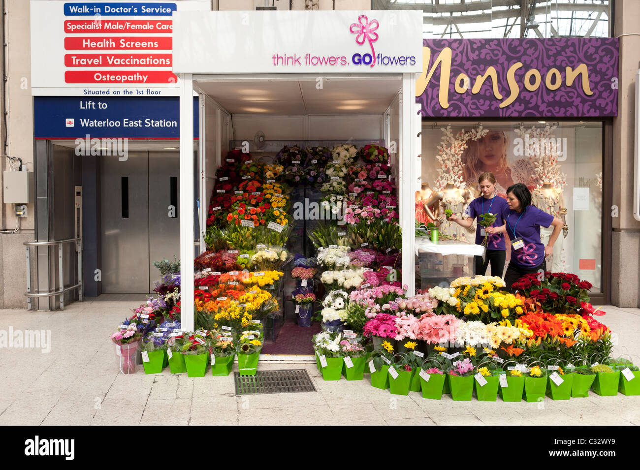 Flower stall sur la gare de Waterloo, Londres. Banque D'Images