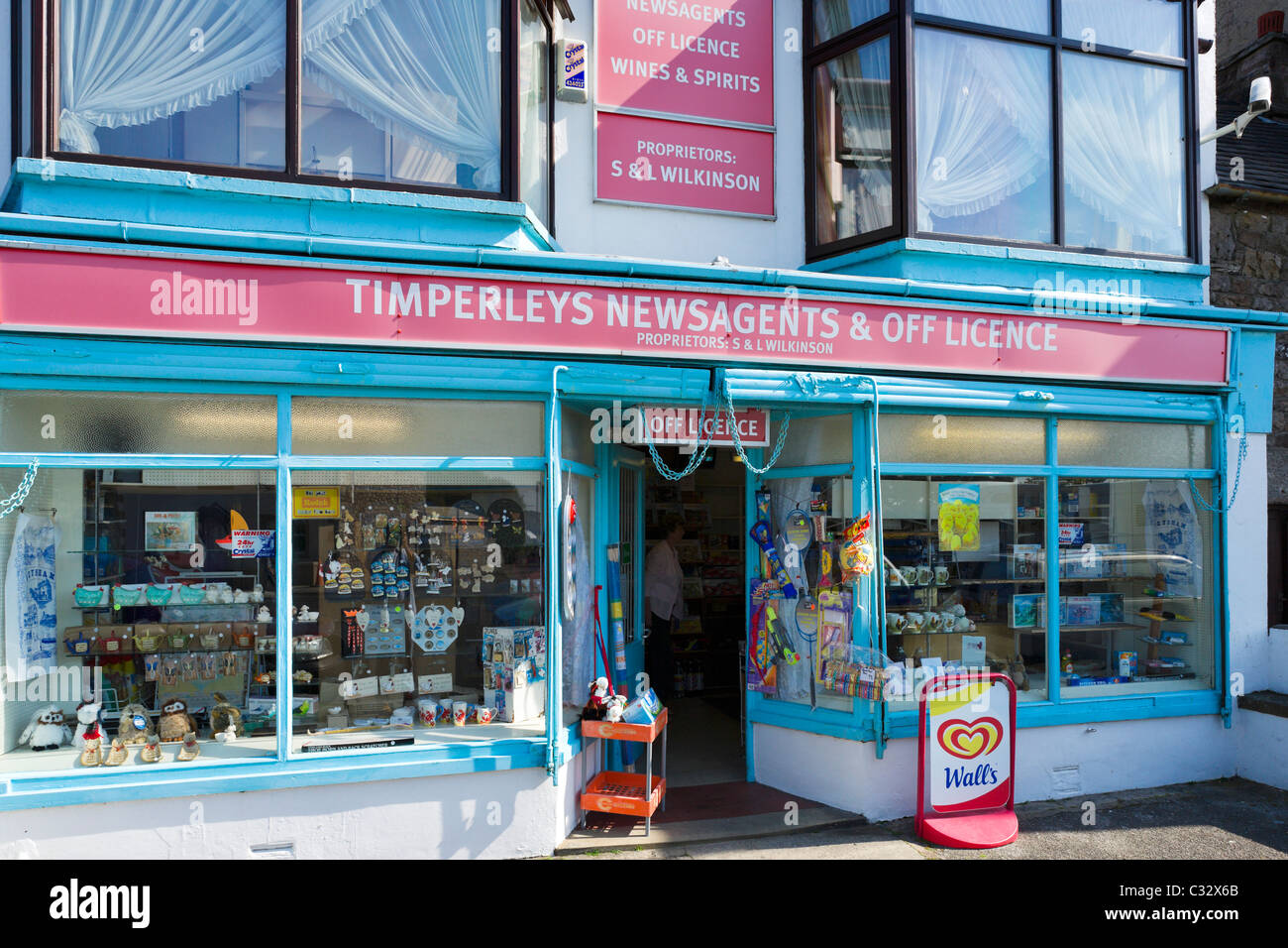 Maison de la presse traditionnelle et de licence dans le centre de village de Heysham, près de Morecambe, Lancashire, UK Banque D'Images