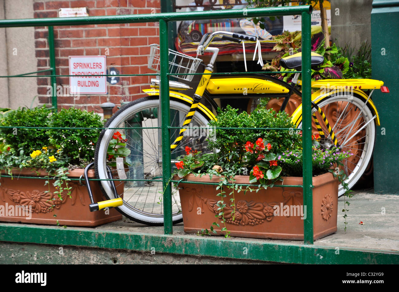 Vélo jaune garée en face de store à Tribeca NYC Banque D'Images