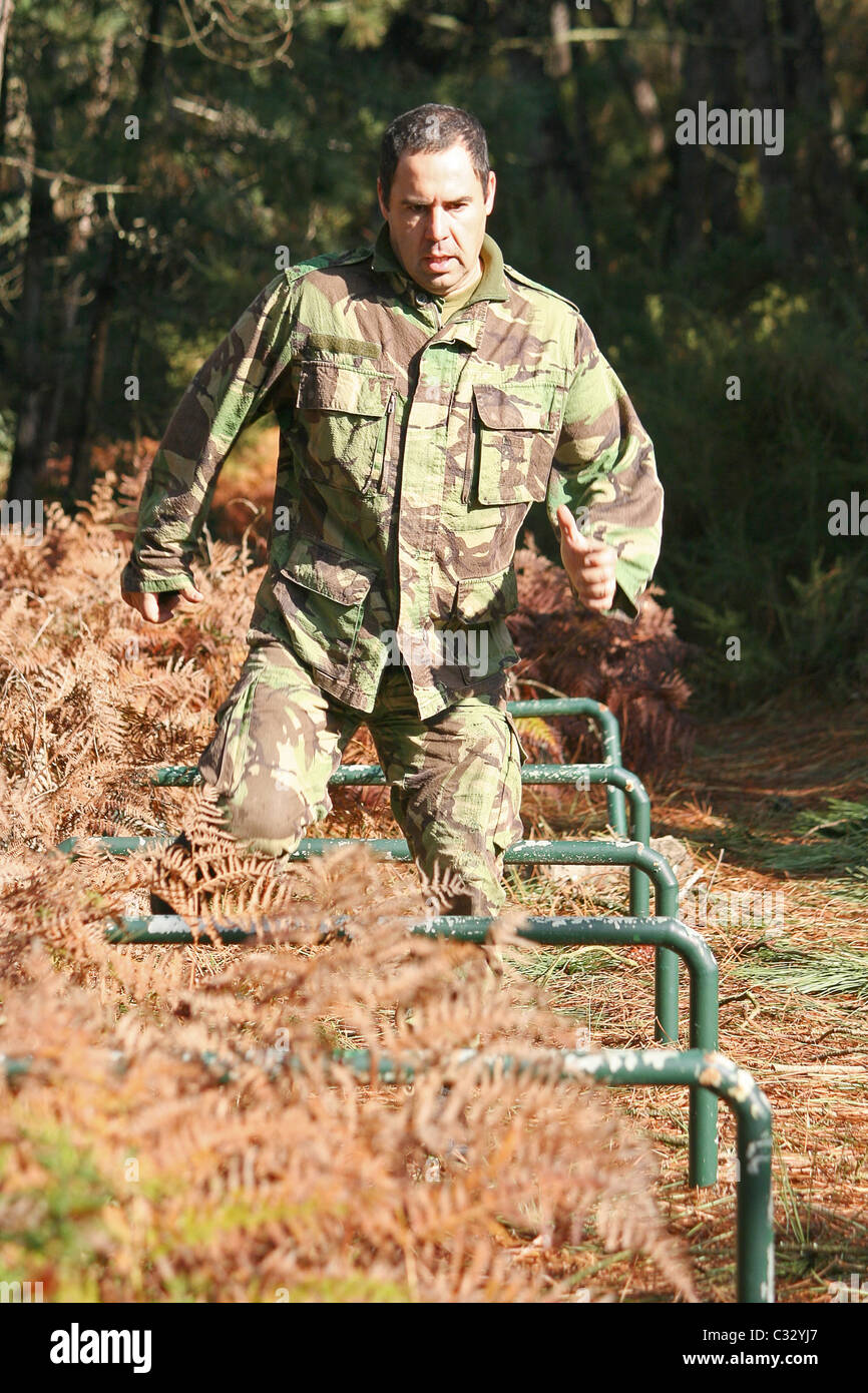 L'entraînement physique militaire, sur une course d'obstacles Banque D'Images