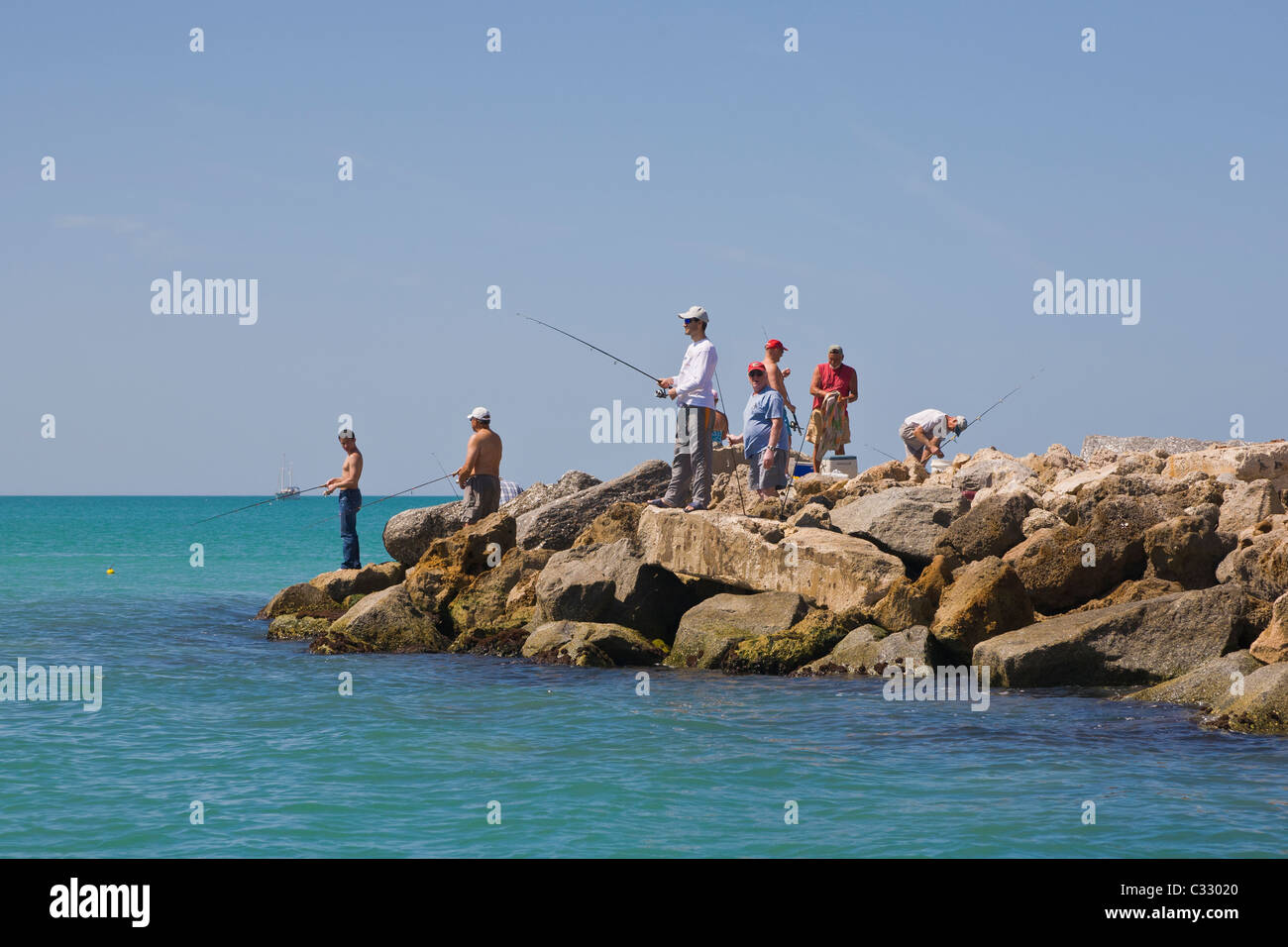 Les pêcheurs de l'extrémité de la jetée nord sur le golfe du Mexique dans la région de Nokomis Florida Banque D'Images