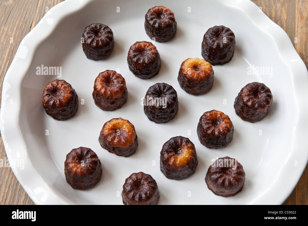 Francais De Specialite Patisserie Gateau Gateaux De Lemoine A Bordeaux France Le Canele De Bordeaux Photo Stock Alamy
