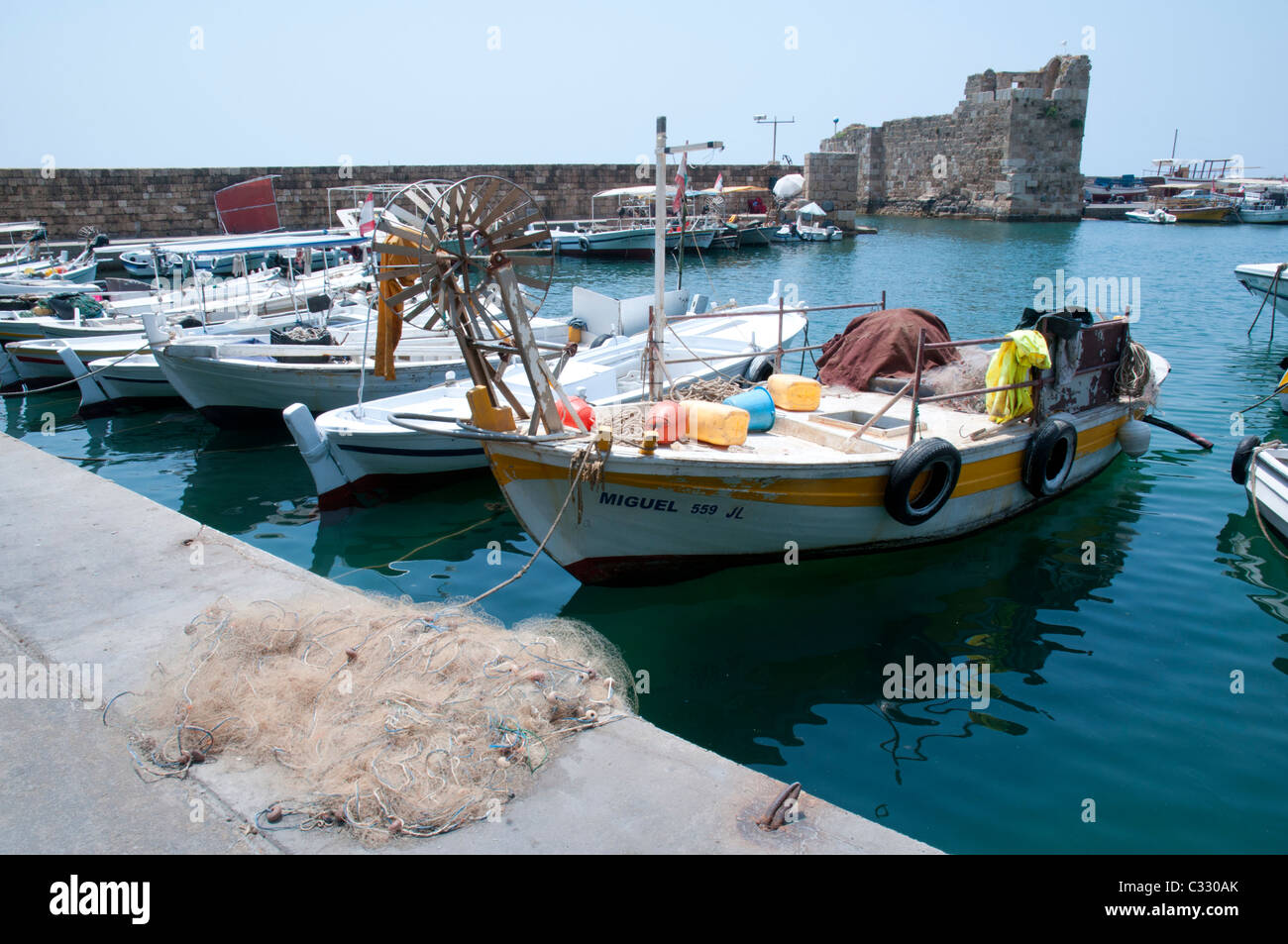 Bateaux de pêche dans le port de Byblos, UNESCO World Heritage Site, Jbail, Liban Banque D'Images