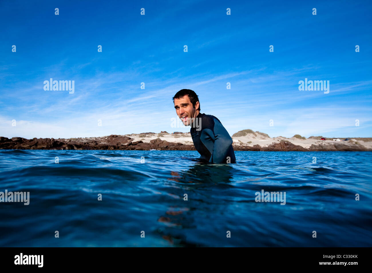 Un internaute pose pour un portrait tout en surfant à Baja, au Mexique, le 29 décembre 2007. Banque D'Images