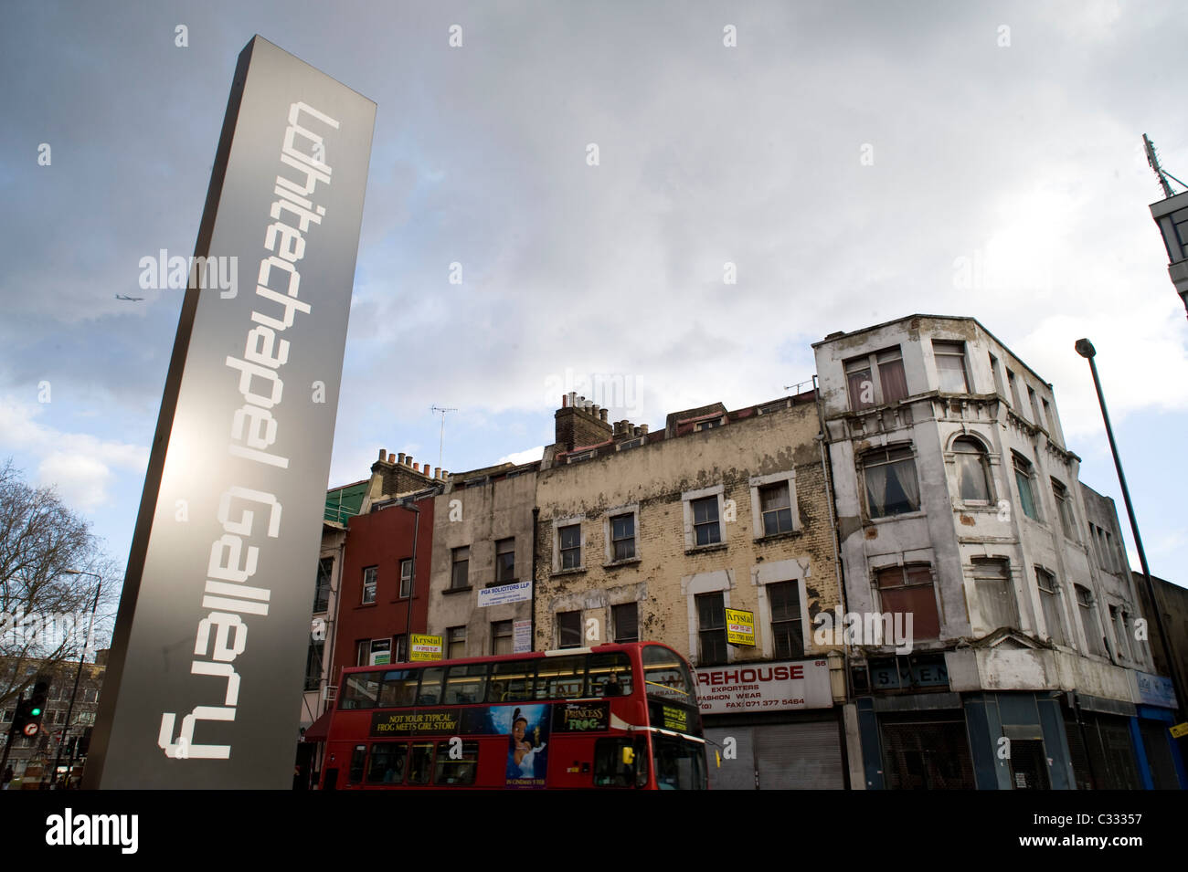 Signe de la Whitechapel Gallery de Londres en vue de l'bâtiments abandonnés de l'autre côté de la rue. Une image contrastée. Banque D'Images