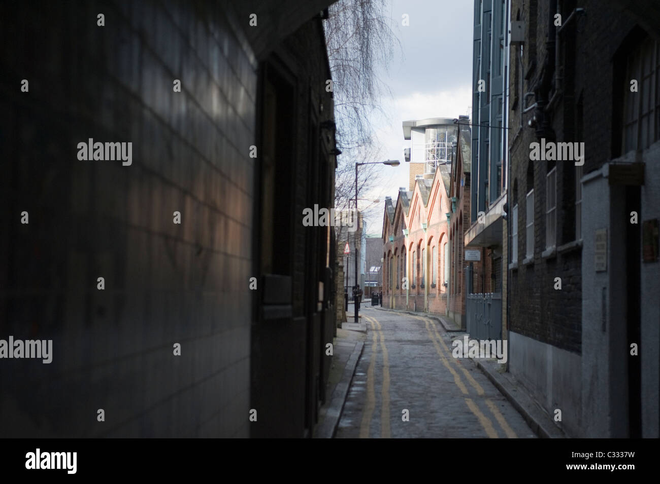 Une vieille rue étrange dans l'East End de Londres avec des pierres et galets double yellow lines.Personne,vide Banque D'Images